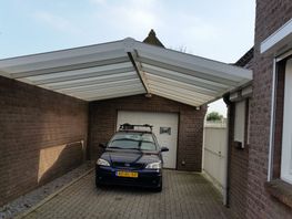 Parkeer uw auto onder een carport van Slakas Verandabouw